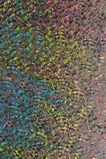 高分辨率微距照片抽象蜡笔彩虹全息箔背景与光泄漏。全息彩色褶皱材料。图片下载