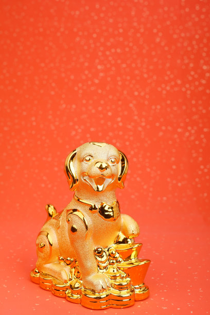 中国新年装饰:金狗雕像，书法翻译:财运财运图片下载