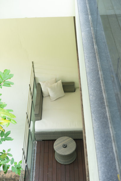 公寓阳台，沙发和桌子图片下载