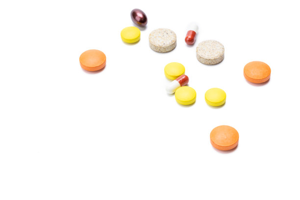 在白色背景下分离的药物。各种药丸和药片被切掉了。药店的概念图片下载