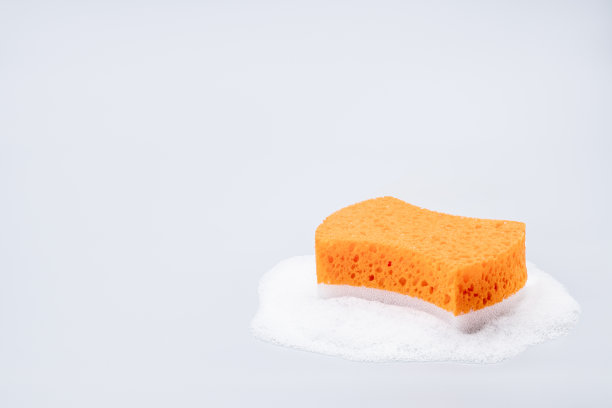 带有凝胶泡沫的浴海绵隔离在灰色背景上。Spa护肤理念图片下载