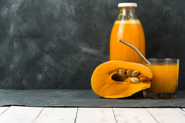 一瓶和一杯新鲜榨南瓜汁图片下载