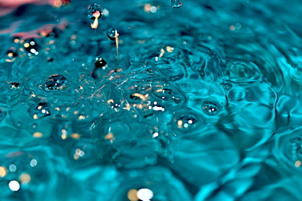 分别下落的水滴的快照。图片下载