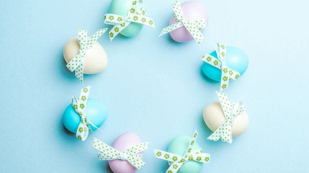 复活节的模式。彩色彩蛋与彩带在彩色的蓝色背景在快乐复活节装饰。春假俯视图概念。图片下载