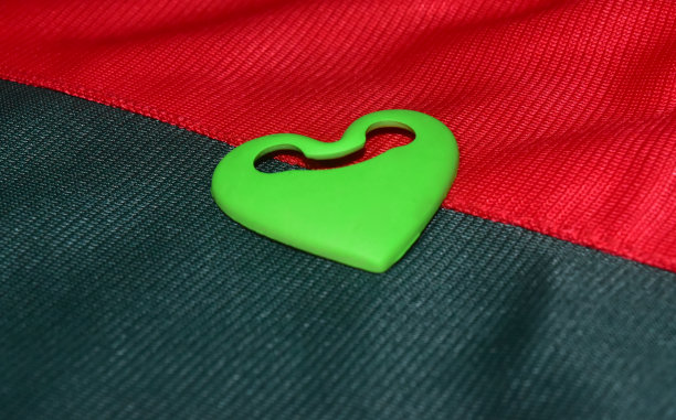 纺织品表面的绿色心形物体图片下载