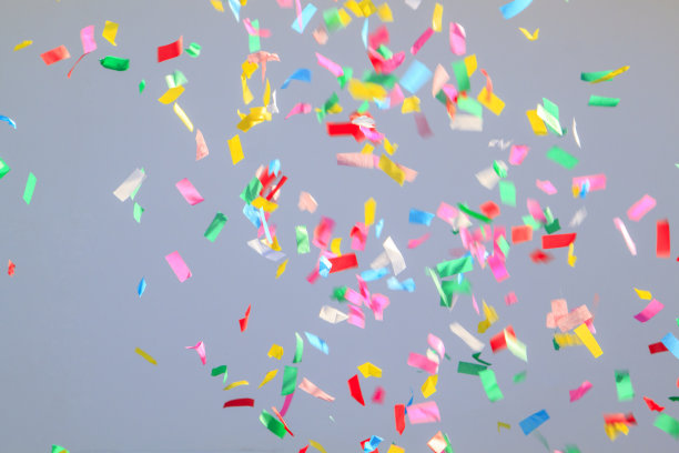 灰色背景上的五彩纸屑。假日概念b图片下载