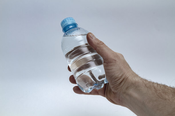 一小瓶水图片下载