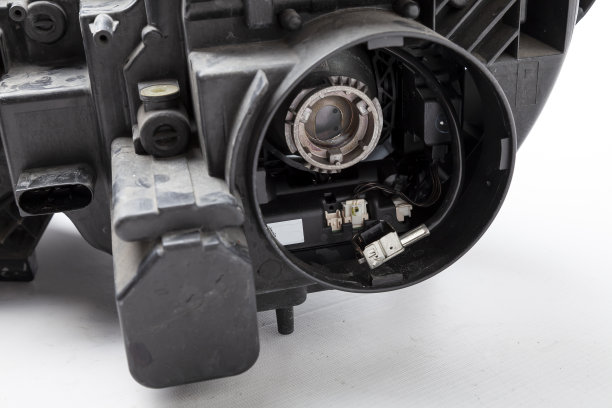 白色背景的黑色汽车的塑料备件-后视镜氙气前大灯内电气系统和灯具的光学设备节点和带电线的反射器。图片下载