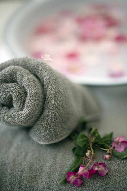 特写浴巾和鲜花图片下载