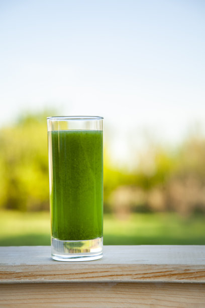 绿色冰沙与螺旋藻木背景图片下载