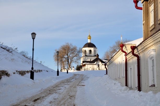 古老的历史小镇冬天有雪的东正教堂平房图片下载