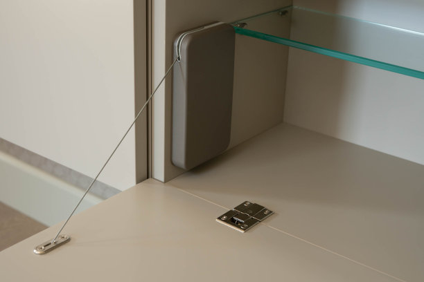 铰链柜门处于打开位置。闩式门铰链和闩式门制动器。现代家具的技术。图片下载