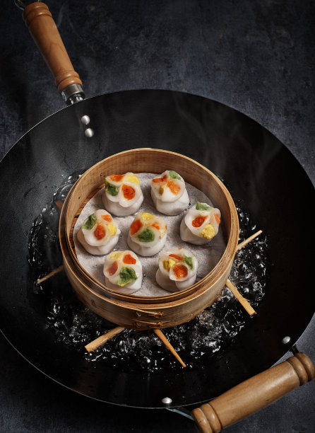 烧麦饺蒸入竹蒸笼。图片下载