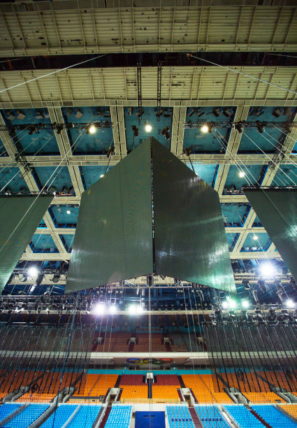 专业的视频LED屏幕和舞台照明设备被固定在钢桁架上。墙面板。为演出安装音乐会设备。图片下载