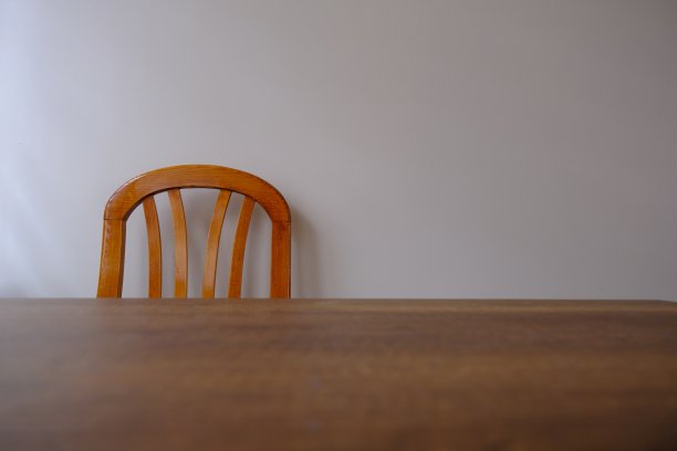 古老的，古老的，复古的桌子和上面的木椅图片下载