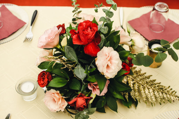 鲜花装饰为婚礼桌子库存照片图片下载