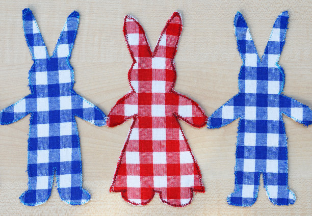 手牵着手的自制织物兔子图片下载