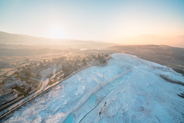 从丹尼兹利的热气球上鸟瞰棉花堡石灰华池和希拉波利斯图片下载