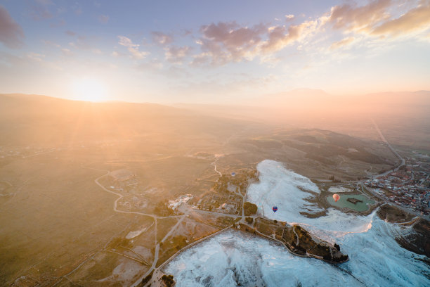 从丹尼兹利的热气球上鸟瞰棉花堡石灰华池和希拉波利斯图片下载