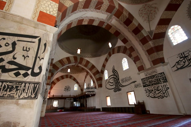 来自Edirne大清真寺内部的建筑部分，墙上写着阿拉伯语文本图片下载