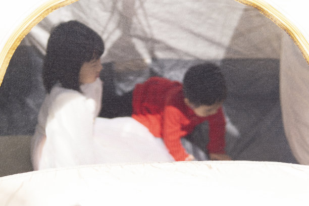 春游时，可爱的孩子们在帐篷里玩耍图片下载