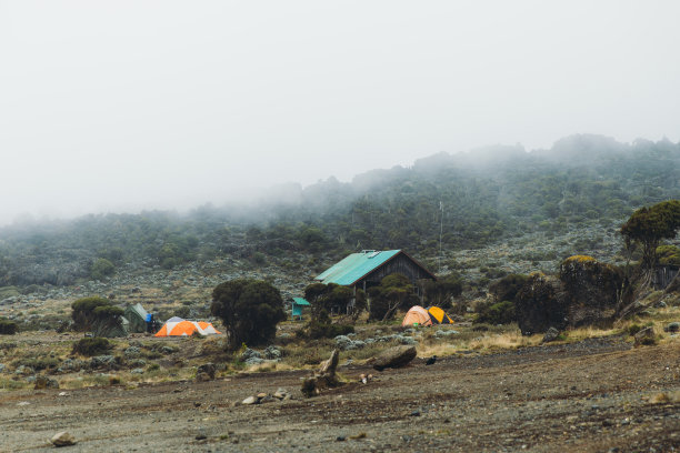 在坦桑尼亚的乞力马扎罗山国家公园，有圆顶帐篷的露营地点和雾中的山景图片下载