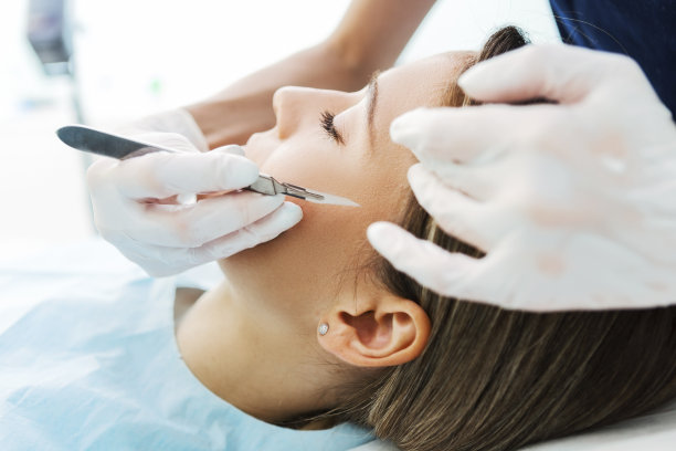 年轻女子在美容手术中使用手术刀素材图片