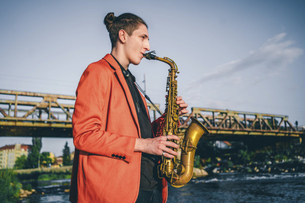 年轻的萨克斯户外图片下载