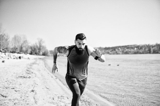 在城市里沿着河边跑步图片下载