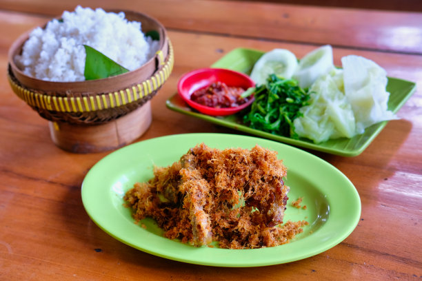 传统炸鸡、椰丝、蔬菜和米饭图片下载