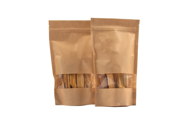 帕洛桑托树枝在纸袋上孤立的白色圣香树来自拉丁美洲。冥想，心理健康和个人成就的概念。有选择性的重点图片下载