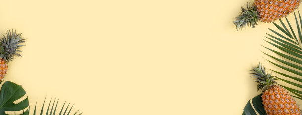 俯视图的新鲜菠萝与热带树叶在黄色的背景。图片下载