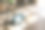 明亮的客厅内部斯堪的纳维亚风格的咖啡桌和枕头在地板上，从窗户的大阴影在地板上。图片下载