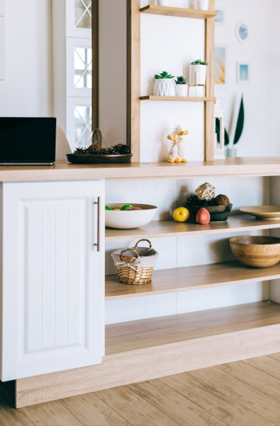 现代厨房内部采用斯堪的纳维亚风格，木制架子和木制盘子图片下载