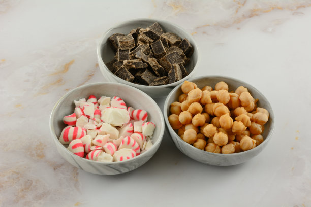 碎薄荷糖，焦糖块和巧克力块图片下载