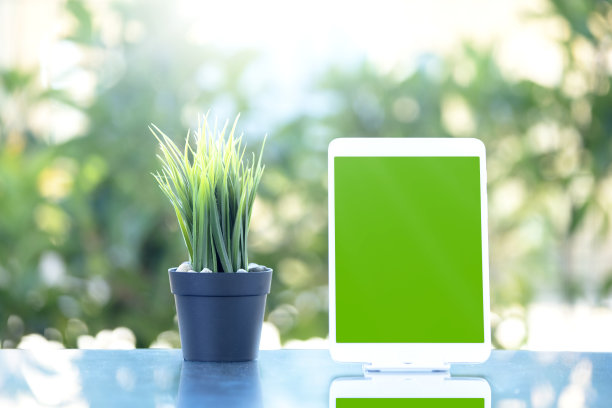 绿色屏幕平板电脑和技术概念图片下载