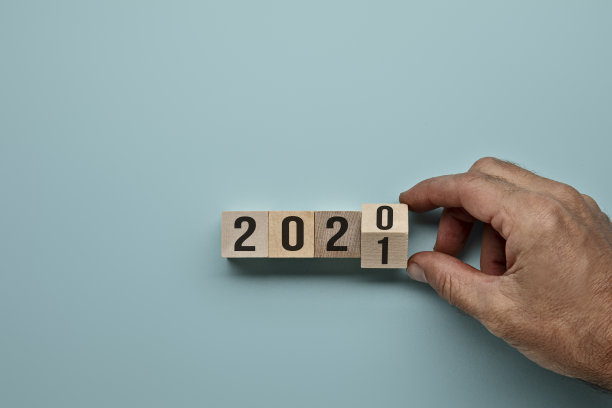 手翻转木块2020年到2021年，新年决心，商业概念库存照片图片下载