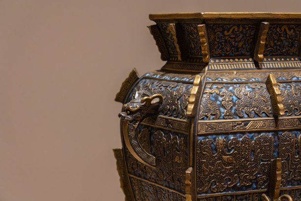 中国古代景泰蓝瓷瓶中国龙首柄特写图片下载