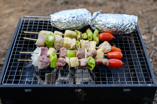 近距离烧烤各种肉类。图片下载