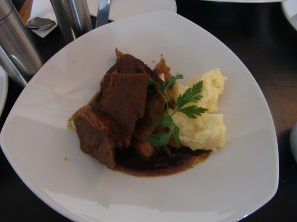 在德累斯顿的一家餐馆吃一道美味的肉菜图片下载