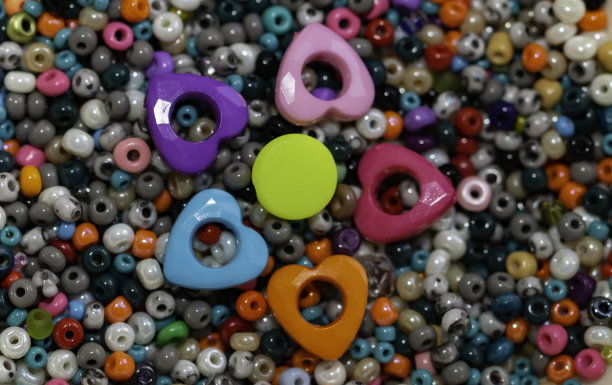 五颜六色的珠子和生动的背景，壁炉形状图片下载