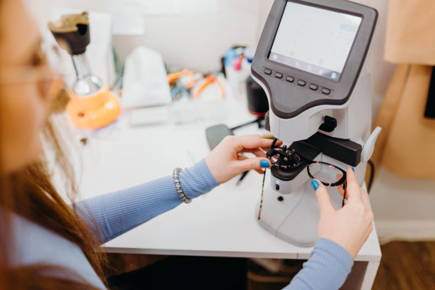 女患者在眼科门诊检查视力图片下载