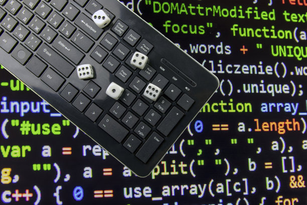 电脑键盘，游戏骰子在黑暗的背景。网上赌博的概念。有选择性的重点。图片下载