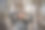 森林里的年轻女子。女人在大自然中旅行。一个快乐的成年游客在大自然中享受乐趣。休闲服饰，松树林中的女人。周末的活动。图片下载