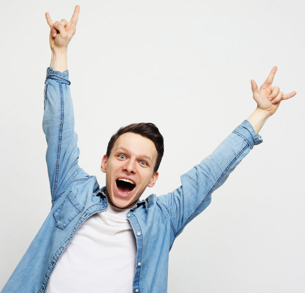 快乐的年轻英俊的男人打手势和保持嘴图片下载