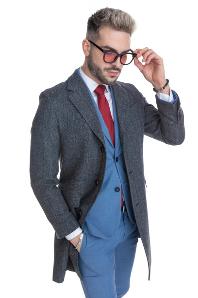 帅气的商人摆出手插在口袋里的姿势图片下载