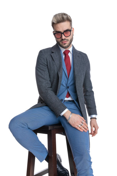 性感的时装模特摆姿势与态度在椅子上图片下载