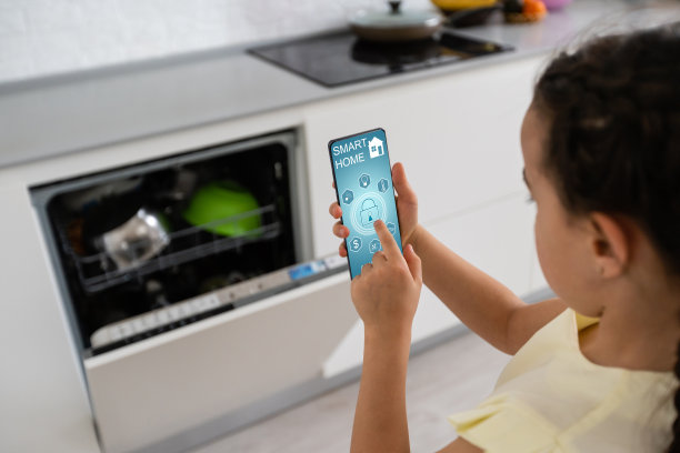 这张照片拍摄的是一个小女孩站在家里用她的数码平板电脑使用家庭导航系统。图片下载