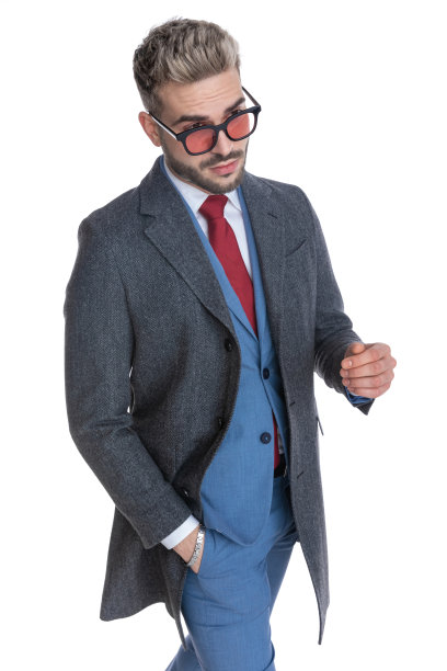 英俊的商人手插在口袋里走路图片下载