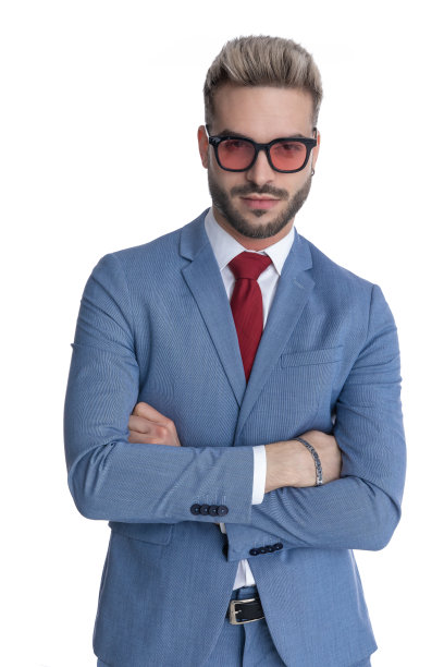 年轻的商人双臂交叉放在胸前图片下载